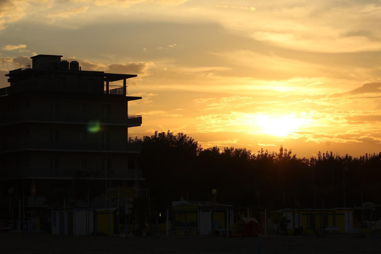 Hotel Tritone Rimini Exterior foto